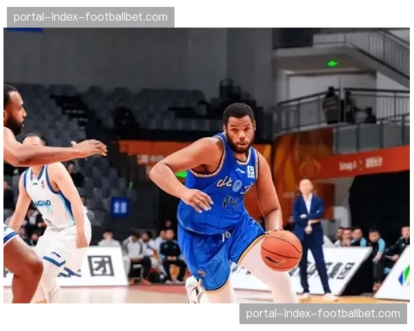 场边花絮:福建浔兴股份外援杰曼在暂停时用中文为队友加油打气 场边花絮:福建浔兴股份外援杰曼在暂停时用中文为队友加油打气