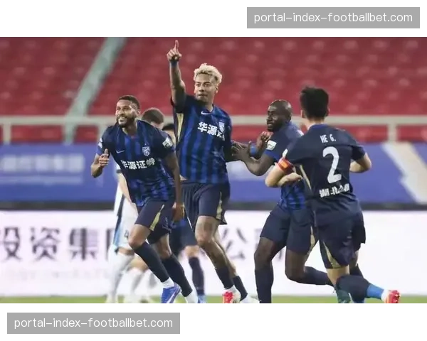 武汉三镇中场阿德里亚诺·菲尔米诺因停赛缺阵